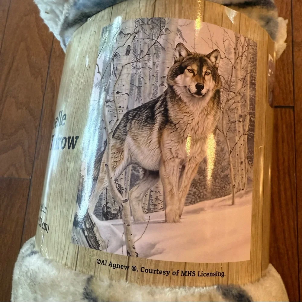 Rachelle Sherpa Throw Wolf Blanket/Nature Theme Cream and‎ Gray Brand New